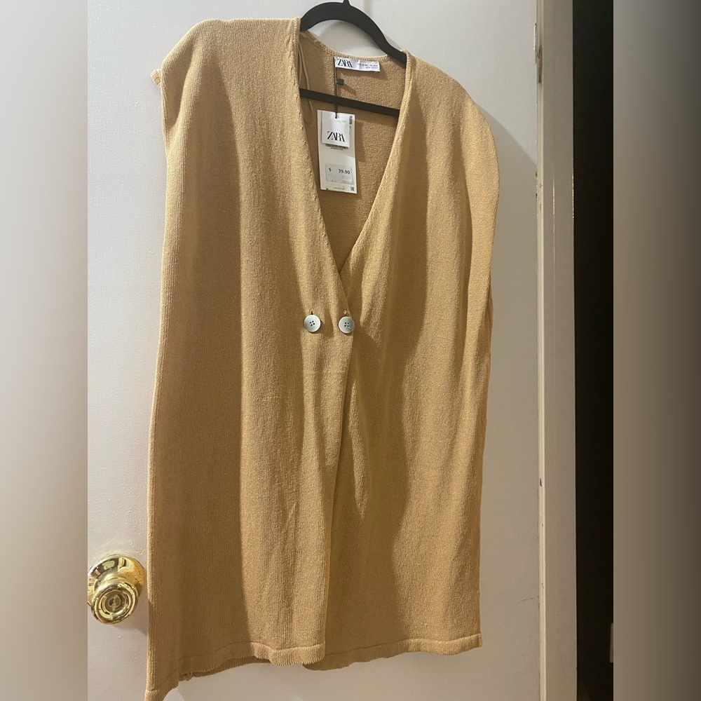 Sleeveless buttoned cardigan